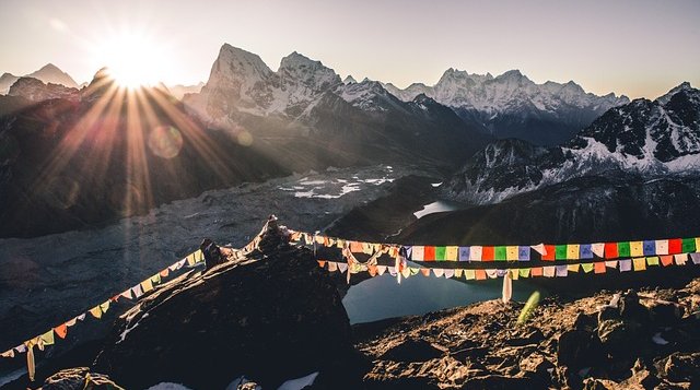 flags-waving-in-Everest-region