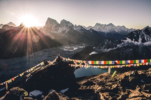 flags-waving-in-Everest-region