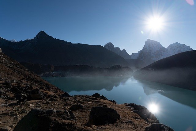 beautiful-gokyo-lake-with-mountains-on-the-background