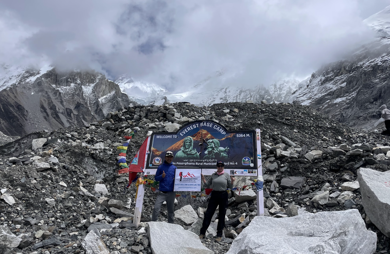 happy-customers-in-everest-basecamp-during-summer-visit