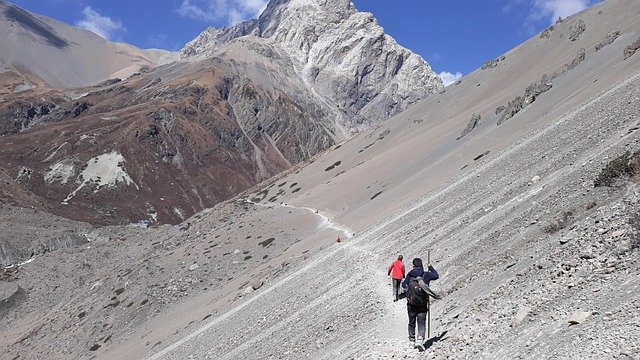 trekkers-walking-on-the-edge-to-annapurna-circuit-trek
