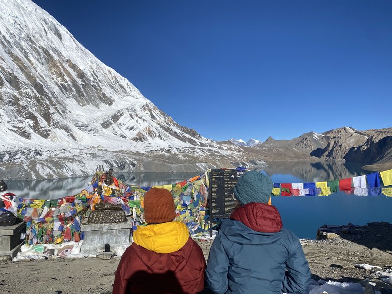 trekkers-enjoying-the-glacier-tilicho-lake