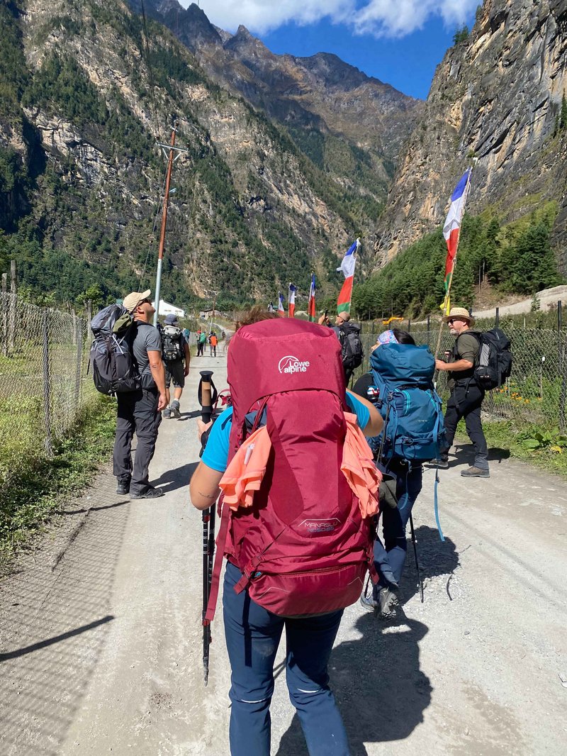 trekkers-walking-with-bagpack-in-annapurna-circuit