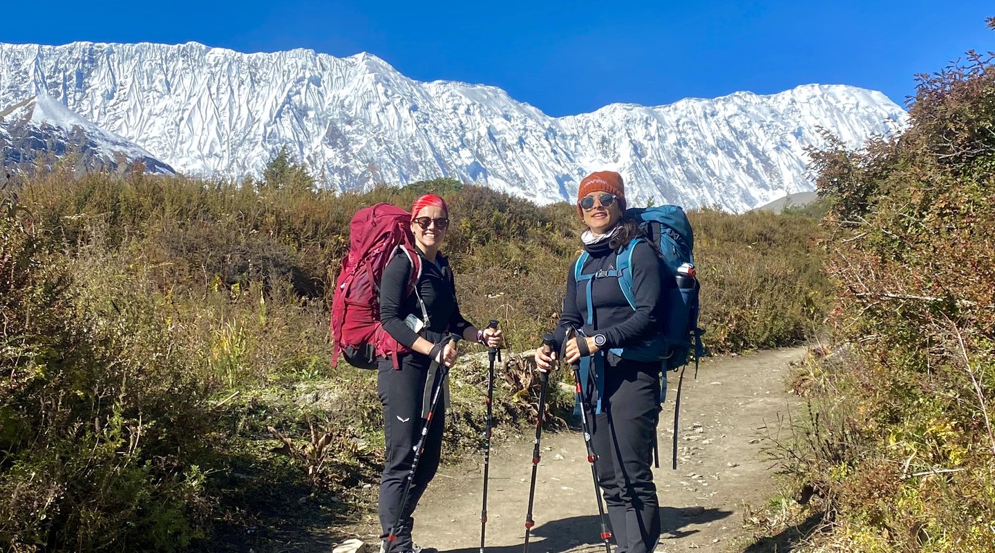 two-women-posing-infront-of-mount-annapurna