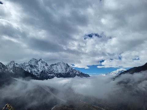 Altidute adventure travel guide for Everest base camp trekker